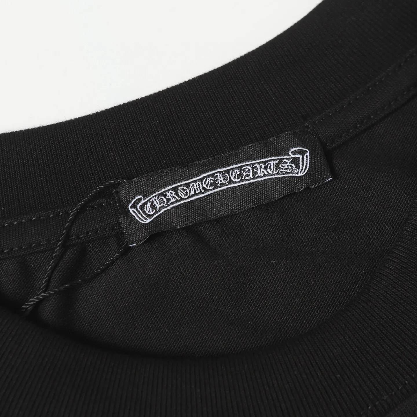🅿️180 Chrome hearte/Chrome heart ch 25ss early spring Sanskrit letter printed short-sleeved T-shirt. A must-have item for daily commuting for men and women in light luxury. The correct version is welcome to compare. Detailed features: ·280 grams of 100% pure cotton double yarn jersey fabric. ·Custom-dyed in the same vat with special thickened 32 count double-strand 1x1 thread. ·Double-needle cross-stitching process. ·Original main mark washed hangtag. Color: black white. Size: XS-L
